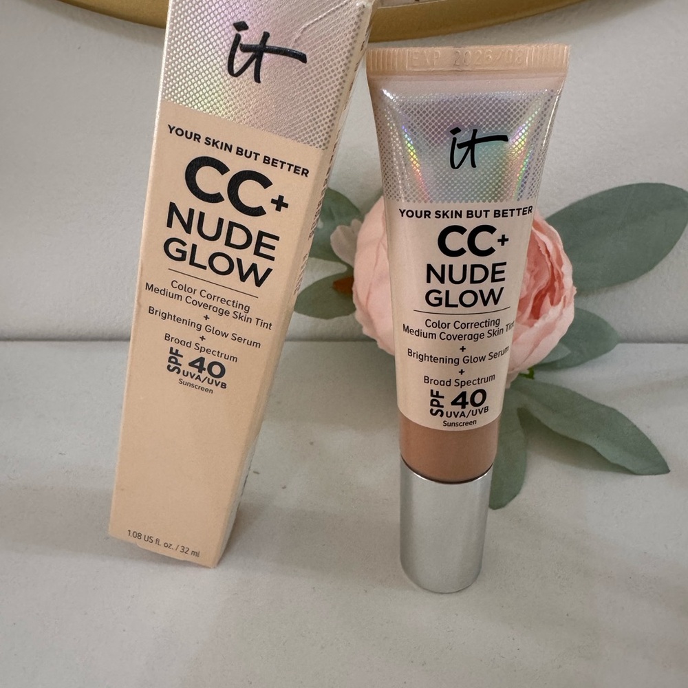 it cosmetics CC+ Nude Glow SPF 40 Skin Tint - COLOR FAIR LIGHT